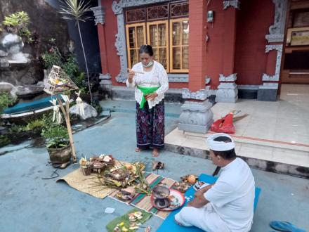 Pencaruan Menyambut hari Raya Nyepi di kantor Perbekel Desa Poh Bergong